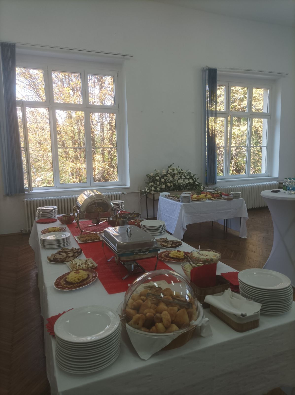 Topla i hladna jela na švedskom stolu